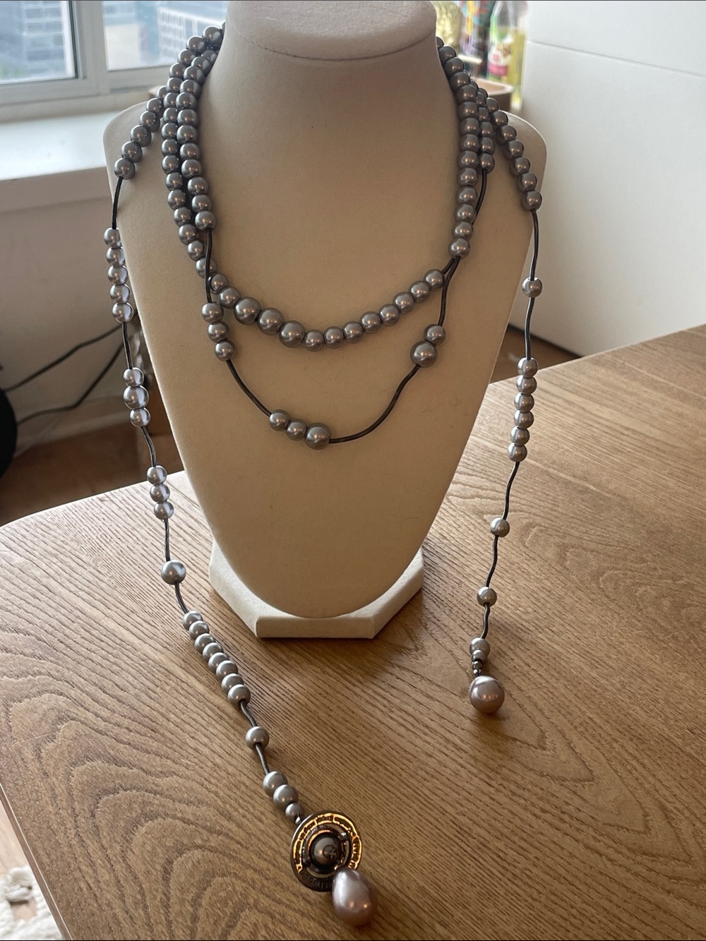 VIVIENNE Westwood Elegant Gray faux Pearl Lariat Necklace with Gold Accent